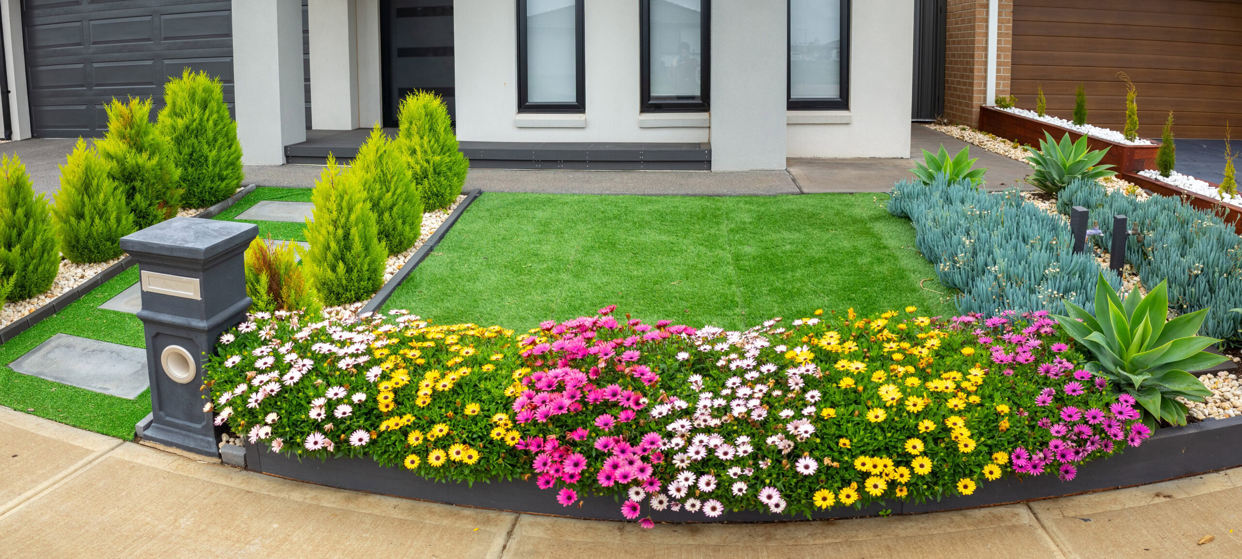 How To Blend Synthetic Turf with Xeriscape and Desert Landscaping