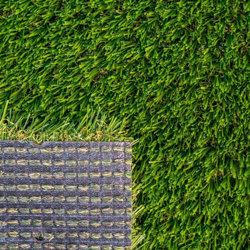 Lush green artificial turf for luxury lawns and putting greens in Arizona.
