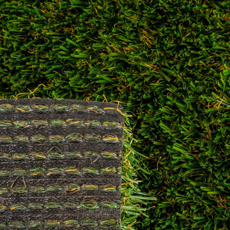 Lush green artificial turf for luxury lawns and putting greens in Arizona.