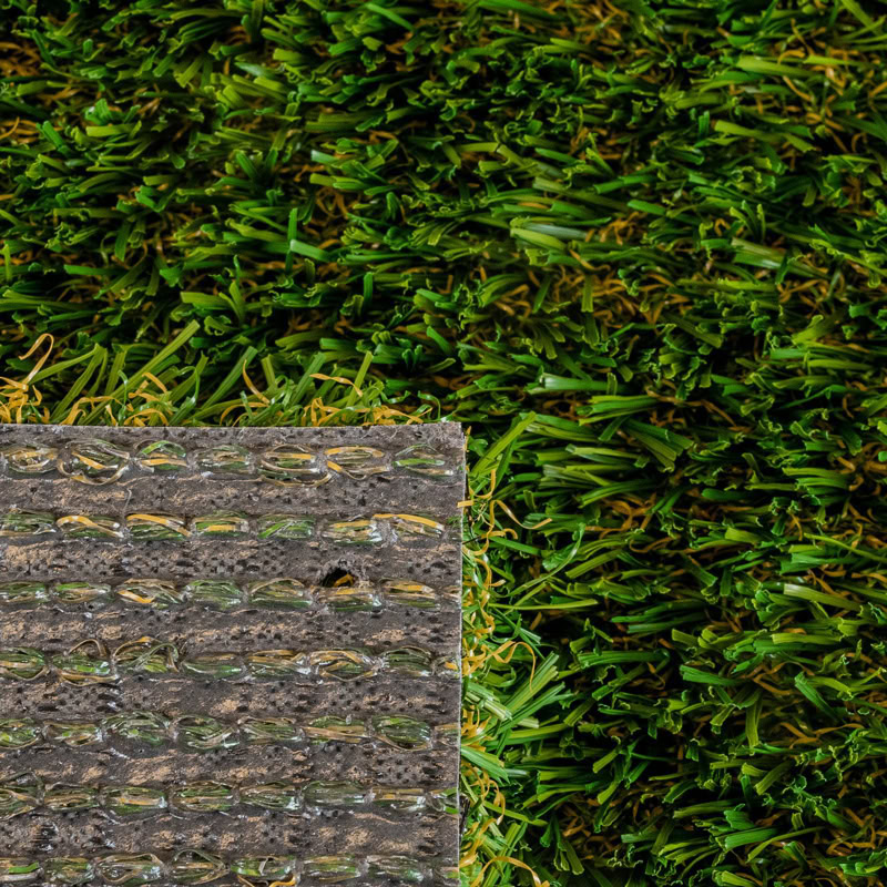 Lush green artificial turf for luxury lawns and putting greens in Arizona.