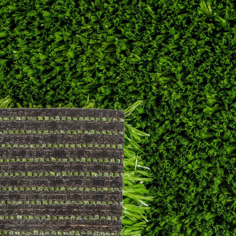 Lush green artificial turf for luxury lawns and putting greens in Arizona.