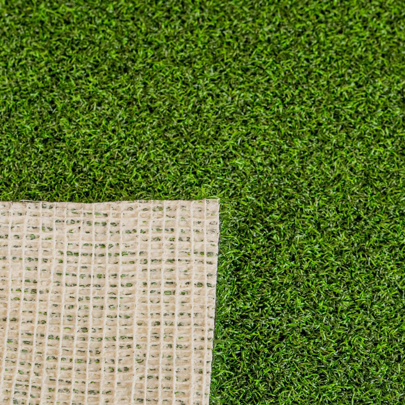 Lush green artificial turf for luxury lawns and putting greens in Arizona.